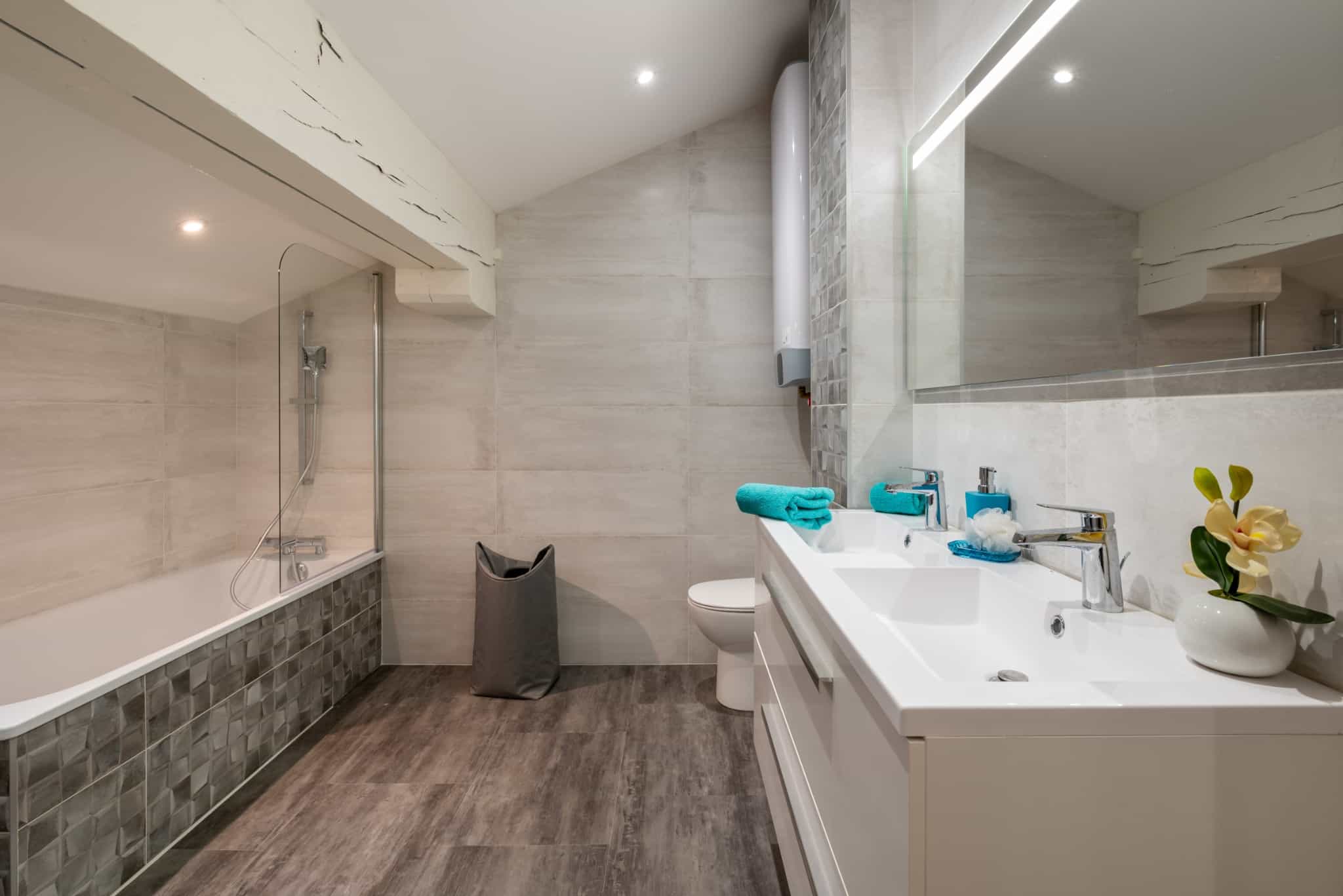 découvrez nos conseils et idées pour la rénovation de salle de bain : aménagement, choix des matériaux, astuces déco et tendances pour transformer votre espace en un lieu moderne et fonctionnel.