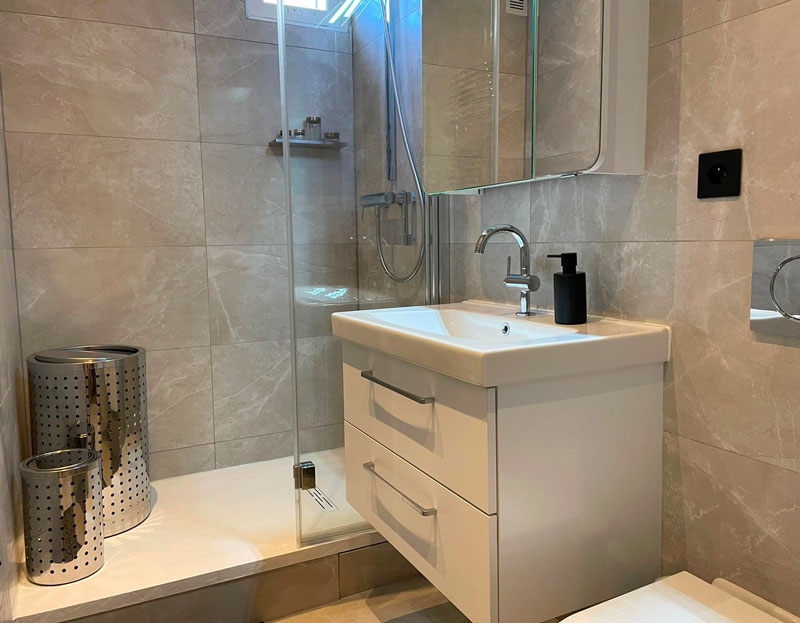 confiez la rénovation de votre salle de bain à un architecte pour allier fonctionnalité, design et expertise professionnelle. obtenez des conseils personnalisés et un résultat sur mesure adapté à vos envies et à votre budget.