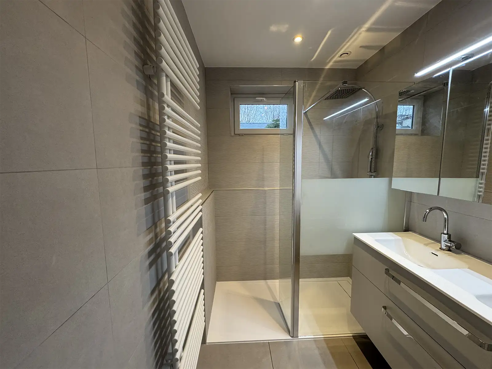 découvrez nos services de rénovation de salle de bain à montgeroult, alliant design moderne et solutions écoresponsables pour un espace à la fois esthétique et respectueux de l'environnement.