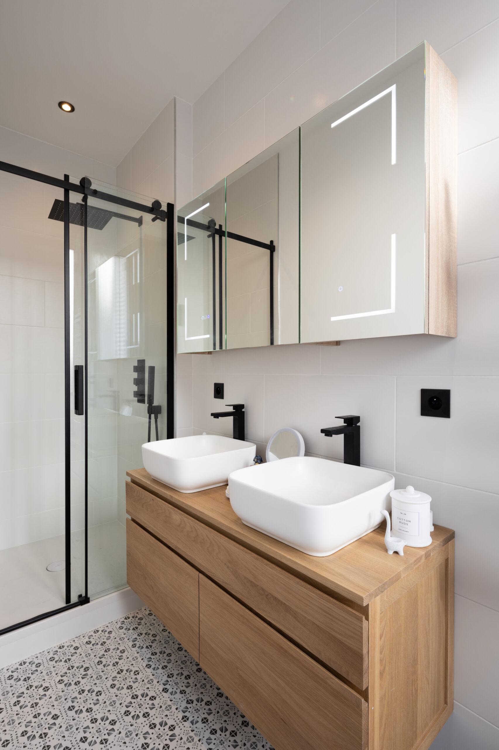 confiez la rénovation de votre salle de bain à paris à nos experts. service sur-mesure, devis gratuit, transformation moderne et élégante. découvrez nos réalisations !